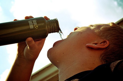 V horkých dnech má tělo vyšší spotřebu tekutin